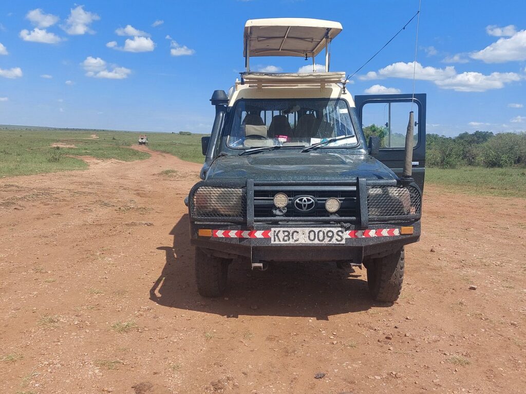 lenchada-safaris vehicle