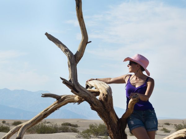 young-girl-with-hat-desert-death-valley-america